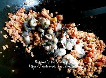 step11: 加入少許蠔油 , 雞粉及水調味 , 再加入蠔仔輕輕拌勻炒至豬肉熟透