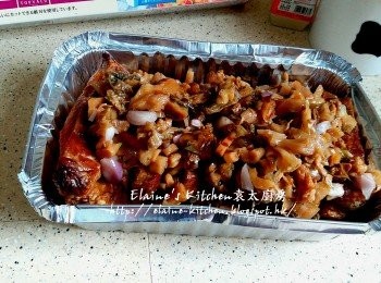 step10: 將梅菜放面 , 再淋上醃五花肉的汁料 , 用錫紙封口