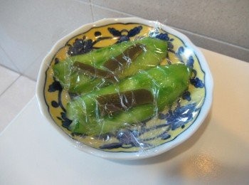 step3: 將步驟1鋪盤,抓勻白米醋.再鋪昆布片蓋保鮮膜,放重物在冰箱靜置幾個鐘頭.