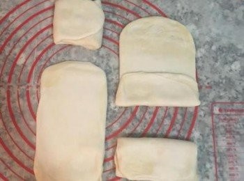 step13: 將小方型轉直向，再次桿成長方型，將麵皮翻面，讓平滑面朝下，接著摺三摺成小長方型；接著再將麵糰翻面，讓最後摺的那一面是在最底下的。