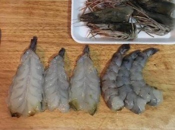 step3: 蝦子去殼，開背去泥腸。