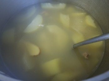 step8: 做法 :

將五花腩用黃酒 , 2 片薑出水 , 凍水放入滾約 2 分鐘便可取出 , 再將牛脷水滾後放入 , 稍為轉色及收縮便可取出 , 再刮去牛脷的(脷胎)老皮 , ( 注意 - 這(脷胎)老皮出水越耐 , 就更難刮掉 , 只須放入後浸過面 , 一收縮及轉色便要取出 , 有些牛肉檔會代勞處理 , 還有是新鮮就越容易去除老皮 , 如果是急凍就會較難處理 )

佛手瓜去皮切件 ( 注意 - 佛手瓜在去皮時 , 會產生黏液及很容易滑手, 而這黏液會停留在手上一段時間 , 可在去皮時帶上手套 , 避免滑