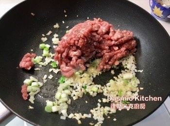step6: 倒入絞肉，不停翻炒約2分鐘至肉完全變色