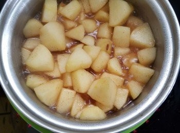 step2: 煮溶牛油，把蘋果粒和砂糖倒進鍋內以中火加熱。
煮至蘋果軟身後加入肉桂粉多煮2分鐘， 放涼備用。