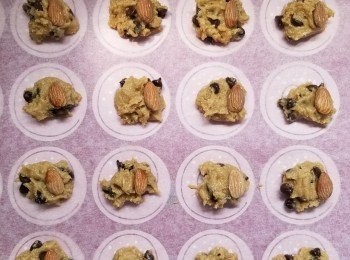 step4: 將杏仁放上曲奇面團上做耳仔