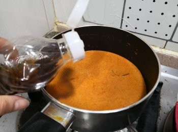 step5: 魚露及糖調味; 試味後備用.    

**不同品牌咖喱醬味道不一， 下調味前宜先試味再決定調味份量。