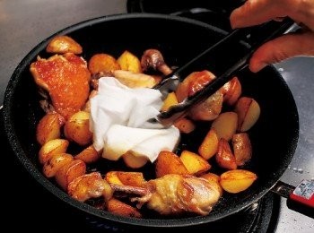 step15: 用廚房紙巾將多餘的油擦拭乾淨。(鮮味已經完全遍及雞肉與馬鈴薯，所以多餘的油會干擾味道。請擦拭乾淨。)