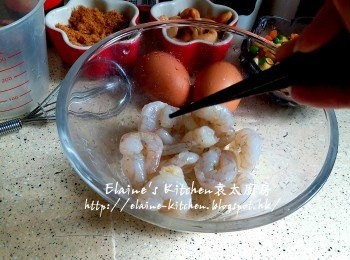 step5: 放入碗內加少許鹽及胡椒粉調味拌勻