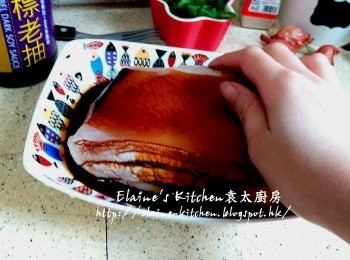 step4: 加入老抽醃五花肉靜待1小時