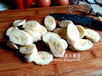 step1: 香蕉去皮切片放入大碗內 , 加入牛油拌勻成蓉 , 盛起備用