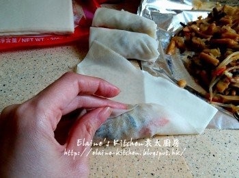 step12: 期間將春卷皮分成一塊塊 , 麵粉加少許水拌勻 , 平放春卷皮 , 將餡料放在較下方位置 , 先卷起 , 不要太緊