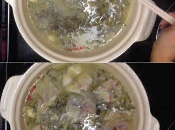 step13: 將魚片輕放在湯上面，魚片放下就不要再動它，之後轉小火煮2分鐘至魚片熟透