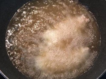 step8: 馬上入油鍋維持中大火炸，不需等回潮。