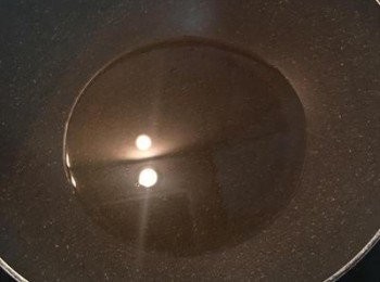 step3: 炒鍋放入約半碗油燒熱；