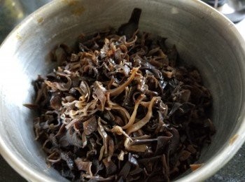 step4: 將木耳浸軟後切絲備用