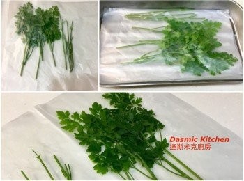 step14: 2.  冷凍保存： 洗淨瀝乾水分，整支平放入塑膠袋中，壓出空氣、放在平盤上，入冰箱冷凍，可保存數周。