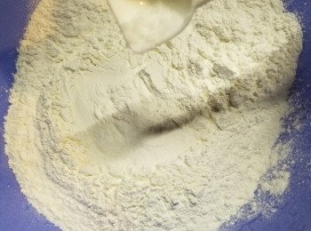 step12: 再處理湯丸部份:300g糯米粉加入1/4茶匙鹽拌勻