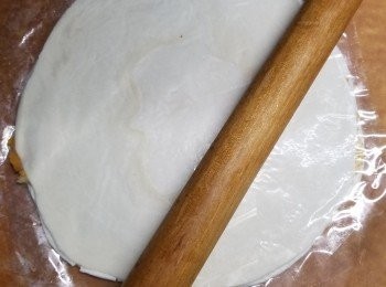 step4: 再於面上舖上另一塊酥皮或酥餅,蓋上牛油紙或膠紙,用麵棍將皮碌薄