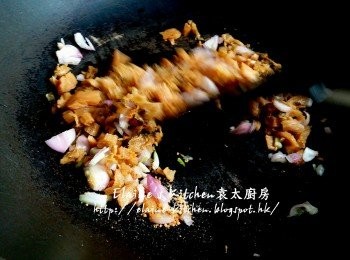 step8: 梅菜及乾蔥頭放入鑊中 , 加少許麻油及糖拌勻炒數分鐘有香味備用