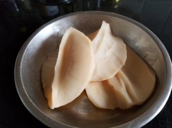 step12: 將雞殼 , 咸豬手用薑片凍水放入出水 , 迫出所有血水 , 用約 3.5升水放入材料，大火滾起，用中細火煲2個半小時，取出豬手、螺片；下少許調料，蓋好熄火，飲用前大火滾起即可。