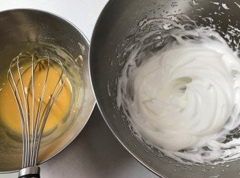 step1: 打起<span class="group_2">蛋白霜</span>，再把<span class="group_1">蛋黃麵糊</span>拌勻