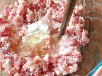 step6: 把糖、生粉、油、水和蛋白加入豬肉中，攪勻。