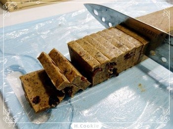 step3: 取出後，在室溫下靜置約3-5分鐘左右，切成0.8mm左右的片狀.