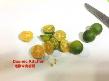 step1: 金桔用過濾水清洗幾次至乾淨，橫切半