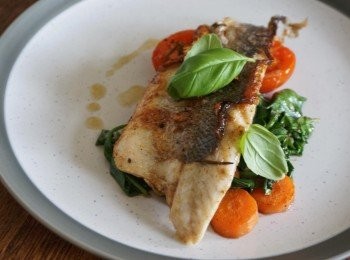 step3: 放入鱸魚 (皮向下) 煎4分鐘，翻轉另一邊再煎2分鐘便可上碟