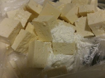step2: 將粟粉和少許鹽放入保鮮袋, 豆腐用廚紙輕索水份, 再將豆腐放入保鮮袋, 輕搖保鮮袋確保每粒豆腐都被粟粉包裹著。
