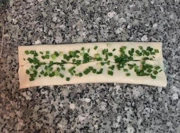 step14: 刷一次油，並撒上蔥花（也可以不撒）；