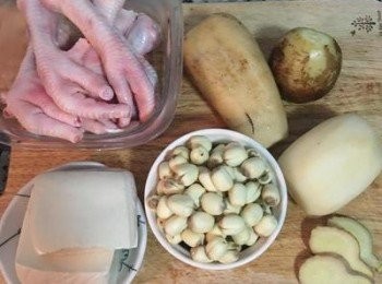 step1: 雞爪去除指甲，用清水洗淨；蓮藕削皮洗淨；新鮮蓮子洗淨備用；薑切片。