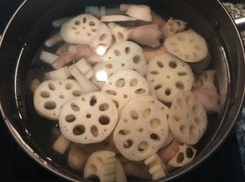 step5: 大燉鍋中放入薑片、雞爪、蓮藕片、黑胡椒粉，再加入淹沒湯料的水後大火煮滾；
註：如用陶瓷鍋更佳。