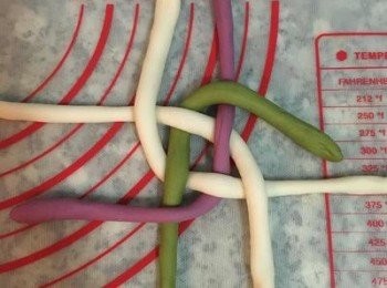 step13: 接著順時針方向的將上方的抹茶麵條編到紫薯麵條上；上方的牛奶麵條編到下方的牛奶麵條上；下方的紫薯麵條編到下方的抹茶麵條上；下方的牛奶麵條編到上方的牛奶麵條上；