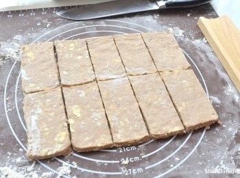 step8: 發酵10小時後取出麵糰撒上高筋麵粉切割掉不平整
將麵皮均勻分割成10等份