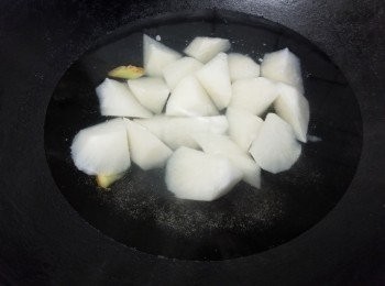 step9: 用黃酒，薑片將蘿蔔出水 30 分鐘汋熟備用