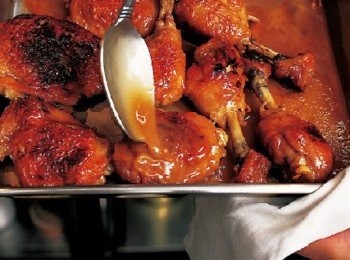 step18: 連同薄膜將煮汁淋在肉上。(用湯匙舀取煮汁，連同薄膜一起淋在雞肉上。反覆4、5次16 ∼ 18 的作業，直到煮汁的濃度與顏色產生變化並附著在雞肉的表面為止。將雞肉盛盤，煮汁過濾後淋在雞肉上。)