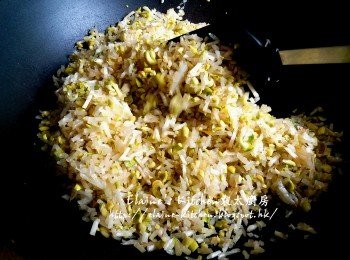 step6: 鑊中(不落油)放入已剁碎的大豆芽 , 用慢火慢慢烘至乾身