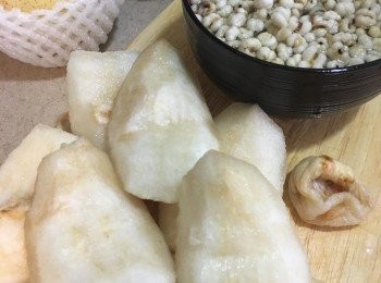 step1: 先將雪梨洗淨去皮, 切開四份然後去椗去核, 生熟薏米洗淨隔水備用