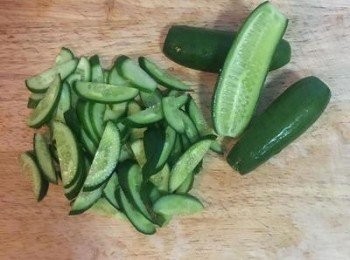 step4: 小黃瓜去頭去尾後對切，再斜切成片，完成後放入冰箱冷藏。