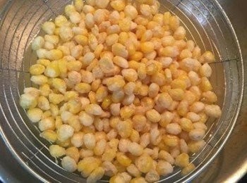 step10: 濾油後倒在盤子上，撒上糖粉即可用湯匙舀起來享用喔！！