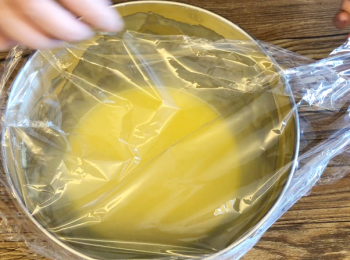 step5: 蓋上保鮮紙，入雪櫃雪30分鐘。