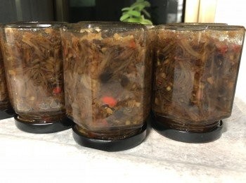 step3: 煮好後立即裝入已消毒的玻璃瓶，蓋上蓋後把玻璃瓶倒轉放置，這個做法有抽真空作用