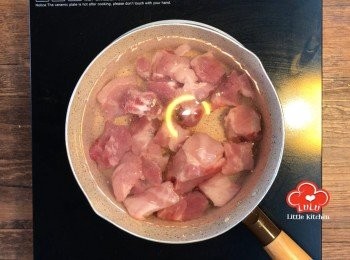 step1: 開中小火，將排骨飛水