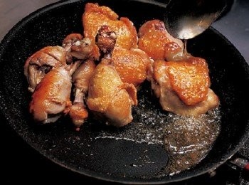 step5: 邊煎煮邊淋油