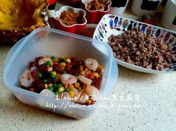 step9: 原鑊再加入臘腸 , 雜豆 , 蝦仁炒至蝦仁轉色 , 盛起備用