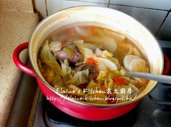 step9: 1 1/2小時後將牛展取出待涼 , 牛肉湯內的白蘿蔔片盛起放入大碗內