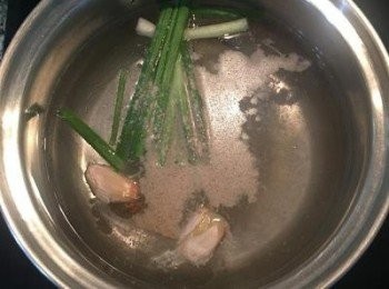 step2: 取一湯鍋，放入蔥一根、薑片、蒜頭拍扁，加入足量的水（要能淹沒<a href="https://bit.ly/3EZL8dD" target="_blank" data-keyword="雞胸" class="guide-link"><strong>雞胸</strong></a> <span style="display:inline-block;vertical-align:middle;margin-top:-3px;color:initial;border-radius:3px;padding:2px 3px;font-size:12px;line-height:14px;background:#87d300;color:#fff;">即買</span> 肉的高度）。放入鹽、白胡椒粉和雞粉煮滾。