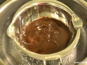 step2: 將苦甜巧克力隔水加熱融化備用