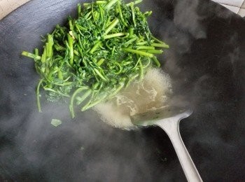 step10: 用白鑊薑 2-3 片將西洋菜炒至出水，去除菜澀味，再隔去水份